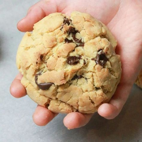 This copycat Crumbl Chocolate Chip Cookies recipe comes pretty close to the real thing! Huge, delicious cookies that are crispy on the edges, perfectly soft and crumbly in the center, and packed with milk chocolate chips. Chocolate Potato Chips, Big Cookie, Instant Pudding Mix, Chocolate Recipe, Best Chocolate Chip Cookie, Instant Pudding, Milk Chocolate Chips, Copycat Recipe, Chocolate Chip Cookie