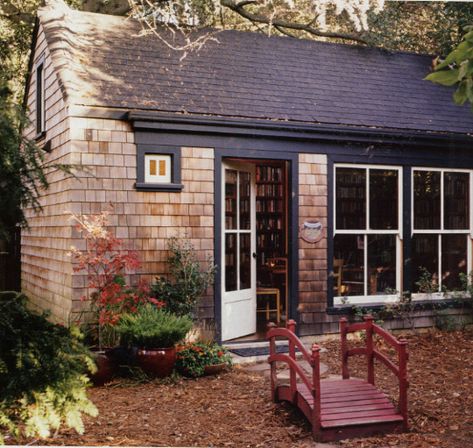 Source: iVillage  Ever feel like you just don’t have space in your house for a library? You aren’t alone. Some clever homeowners have created charming reading spaces in garden sheds. sp… She Shed Office, Cottage Library, Reading Spaces, Garden Library, Shed Office, Cozy Library, Library Inspiration, Hobby House, Tiny House Plan