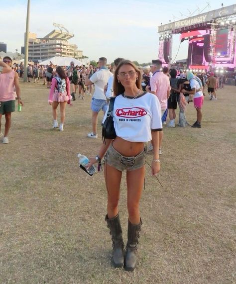 Comfy Festival Outfit, Reading Festival Outfits, Traje Cowgirl, Country Concert Outfit Ideas, Lollapalooza Outfit, Estilo Cowgirl, Leeds Festival, Festival Outfit Inspiration, Rave Fits