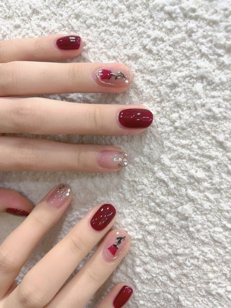 Korean Nails Ideas Red, Korean Red Nails Design, Simple Red Nail Art, Nail Art Korean Style Cute, Red Nails Korean, Nail Art Maroon Elegant, Korean Nail Art Red, Nail Art Maroon Simple, Red Korean Nails