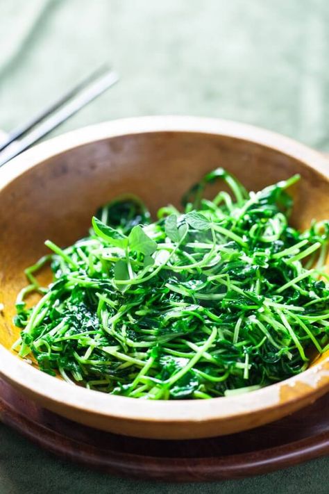 Chinese Stir Fried Pea Shoots ~ http://steamykitchen.com Pea Shoots Recipe, How To Stir Fry, Microgreen Recipes, Microgreens Recipe, Healthy Cooking Oils, Veggie Art, Healthy Chinese, Pea Shoots, Chinese Stir Fry