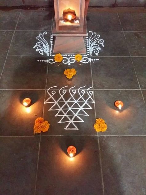 Tulasi Pooja Rangoli, Satyanarayan Pooja Rangoli, Tulsi Pooja Decoration, Tulasi Rangoli, Thulasi Plant Decoration, Rangoli Designs For Competition, Easy Rangoli Designs Videos, Rangoli Designs Photos, Rangoli Side Designs