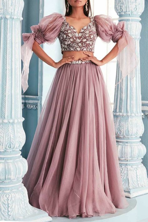 Crop Top Lehenga Wedding, Balloon Sleeves Design, Mehendi Dresses, Plus Size Lehenga, Navratri Dress, Trendy Outfits Indian, Indian Outfits Lehenga, Lehenga Designs Simple, Fashionable Saree Blouse Designs