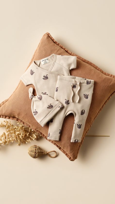 Baby Flat Lay, Baby Store Display, Flat Lay Photography Fashion, Old Baby Clothes, Baby Clothes Brands, Baby Trend, Baby Skin Care, Instagram Baby, Organic Baby Clothes