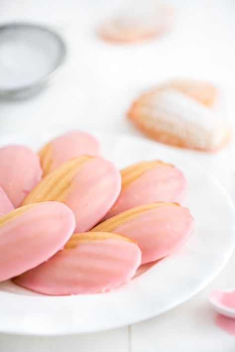 French Madeleines are light and buttery little sponge cakes. Their soft sponge and crispy edges will keep you coming back for more. #madeleines #spongecake #frenchdessert Madeleine Recipes, Madeline Cookies Recipe, Madelines Recipe, French Madeleines, Madeline Cookies, Madeleine Recipe, American Buttercream, Madeleine Cookie, French Baking