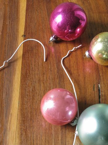 ThreadingOrnaments Easy Ornaments, Wire Ornaments, Ball Wreath, Diy Christmas Ornaments Easy, Diy Christmas Ornament, Christmas Wreaths Diy Easy, Christmas Ornament Wreath, Navidad Diy, Decoration Originale