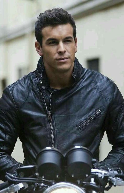 H ♡  por siempre ♡ • Mario Casas • Hugo Olivera, The Perfect Guy, Perfect Boy, Perfect Man, Leather Jacket Men, Serie Tv, Male Models, Leather Men, Actors & Actresses