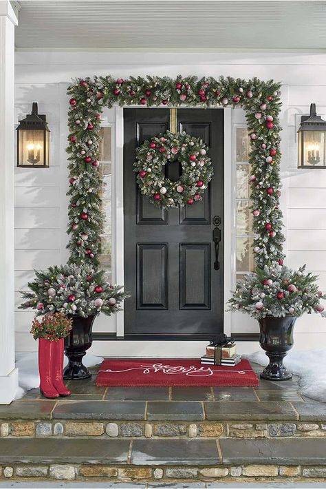 Everyday Wholesome | 35 Best Christmas Front Porch Decorations for the Holidays Christmas Front Porch Decorations, Winter Porch Decorations, Christmas Porches, Front Porch Decorations, Ingangs Decor, Outdoor Christmas Diy, Outside Christmas Decorations, Front Door Christmas Decorations, Winter Holiday Decorations