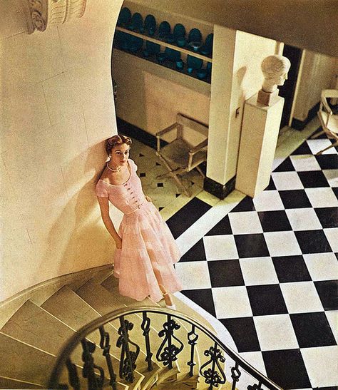 Foto Scale, Checkered Floor, Vintage Editorials, Museum Photography, Mode Retro, Heart Vintage, Vintage Blog, Fifties Fashion, Retro Mode