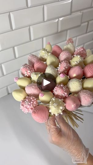 Chocolate Covered Strawberries Wedding, Chocolate Arrangements, Chocolate Strawberries Bouquet, Strawberry Bouquet, Valentine Strawberries, Chocolate Covered Strawberry Recipe, Chocolate Covered Strawberries Bouquet, Strawberry Gifts, Covered Strawberry