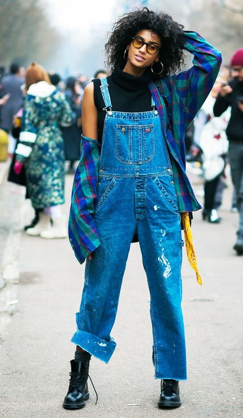 What To Wear With Overalls, Overalls Chic, Tomboy Chic Outfits, Fashion 90s Style, Style Salopette, Dungaree Outfit, Tomboy Outfit Ideas, Looks Adidas, Style Overalls