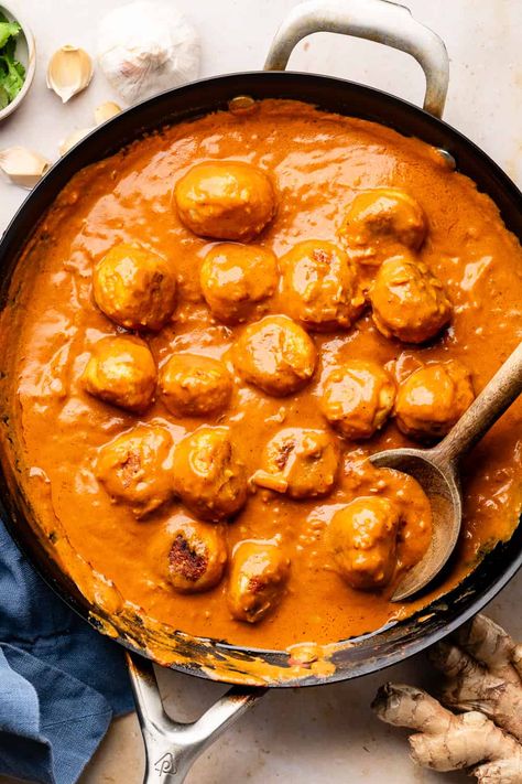 Treat your taste buds to Butter Chicken Meatballs served over rice with naan bread. The flavorful recipe infuses ground chicken meatballs with a mouth watering garlic, ginger, turmeric, garam masala, and curry powder sauce. Butter Chicken Meatballs, Ground Chicken Meatballs, Tzatziki Chicken, Sausage Cornbread Stuffing, Chicken Milk, Chicken Meatball Recipes, Ginger Turmeric, Naan Bread, Chicken Meatballs