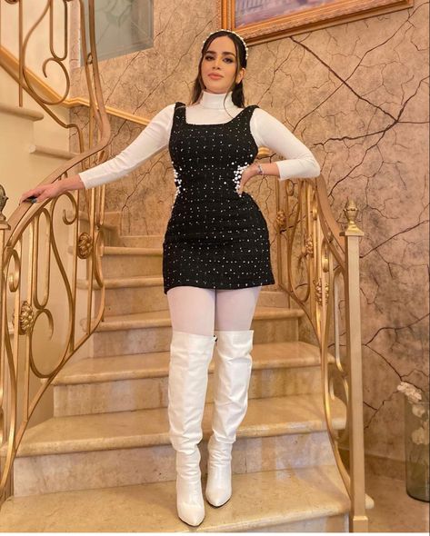 White Boots Christmas Outfit, Fresa Outfit, The Maze Runner, Cute Skirt Outfits, Party Fits, Glamour Dress, Dope Fashion, Jimmy Fallon, White Boots