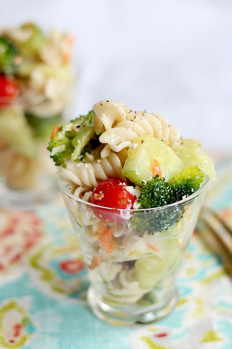 EAsiest Gluten Free Cold Pasta Salad. Must make this because my kids adore it! Cocktail Party Food Appetizers, Easy Cold Pasta, Easy Cold Pasta Salad, Pasta Salad With Italian Dressing, Italian Dressing Pasta Salad, Pasta Cup, Appetizer Cups, Desserts For Parties, Italian Dressing Recipes