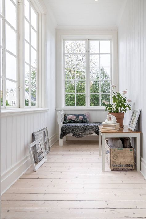 Modest white sunroom with a bright interior that keeps things simple Narrow Sunroom, Small Sunroom Ideas, Enclosed Front Porches, Sunroom Decor, Ideas Terraza, Small Sunroom, Porch Remodel, Sunroom Decorating, Building A Porch