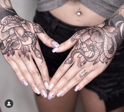 Full Hand Tattoos For Women Unique, Snake Hand Tattoo, Skeleton Hand Tattoos, Unique Hand Tattoos, Simple Hand Tattoos, Full Hand Tattoo, Butterfly Hand Tattoo, Tato Jari, Tato Henna