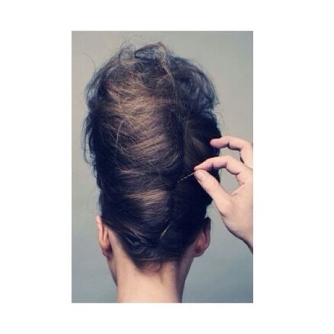 All is in the little detail, isn't it?  La petite épingle à neige... #updo #upstyle #hairup #hairdressing #chignonbanane #messyhair #Padgram Fancy Hairstyles, French Twist, Retro Hairstyles, Make Up Artist, Good Hair Day, Hair Envy, Love Hair, Bad Hair, Great Hair