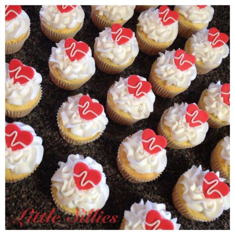 Nursing-Heartbeat cupcakes. Emt Cupcake Ideas, Nursing Cupcakes Ideas, Medical Theme Cupcakes, Nurse Themed Cupcakes, Nurse Graduation Cupcakes, Nurses Week Cupcakes, Nursing Graduation Cupcakes, Nurse Cupcakes Ideas, Cupcakes For Nurses