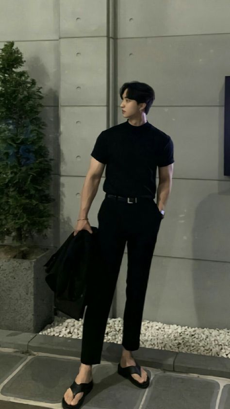 Chinese Men Fashion, Black Cat Outfit, Clubbing Outfit, Black Outfit Men, Classy Outfits Men, Portrait Photography Men, Mens Casual Outfits Summer, Men's Formal Style, Handsome Asian Men