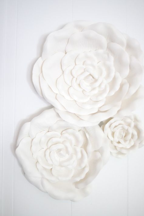 Cute! DIY paper flowers for wall decor...living room wall decor ideas. Hobby Lobby Wall Flowers, Hobby Lobby Flower Wall Decor, Giant Flower Wall Decor, Hobby Lobby Flowers, 3d Flower Wall Decor, Flower Wall Decor Diy, Large Wall Flowers, Hobby Lobby Wall, Hobby Lobby Crafts