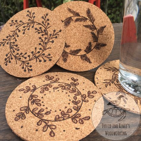 Wood Burning On Cork, Cork Coaster Ideas, Woodburn Coasters, Cork Coasters Diy, Easy Wood Burning Ideas, Beginner Wood Burning Projects, Wood Burned Coasters, Decoration Things, Trivets Diy