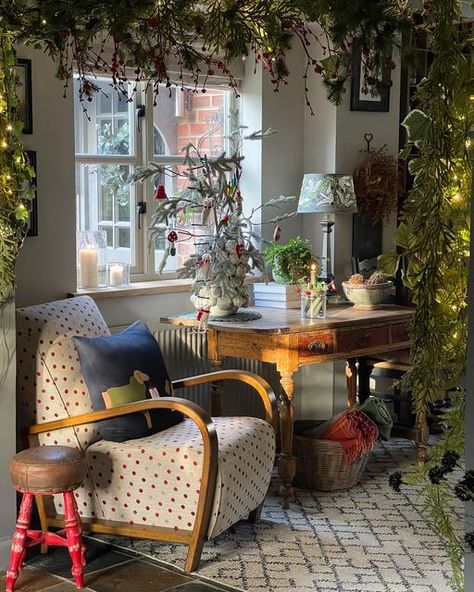 Mo 🌿 maureen morshuis on Instagram: "How lovely it is to see everyone’s decorations this year 🤩 from minimalist to maximalist, neutral to wildly colourful! How boring it would be if we were all the same 😊 I’ve kept things quite simple this year and I’ve tried a few new things to ring the changes, one being the tension rod garland that has taken IG by storm … 🌟 Cushion @sophie_allport Chair @lauraashleyuk Rug @abigailahern Garlic Vase @thegoldenwebshop Tablelamp @bloomsburyrevisited Artwork @emilymillustration . . . . #cosycorner #pocketofmyhome #christmasdecor #seasonalstyling #tensionrodgarland #myhomestyle #cantstopstyling #makehomematter #prelovedhome" Cosy Interior, Sophie Allport, Cosy Corner, Tension Rod, New Things, Art Therapy, Sewing Room, This Year, Table Lamp