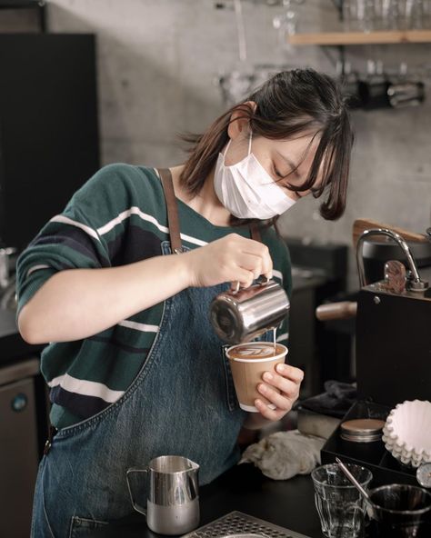 Barista Girl Aesthetic, Barista Reference, Cafe Barista Outfit, Barista Pose, Barista Girl, Barista Outfits, Japanese Coffee Shop, Pouring Coffee, Cafe Barista