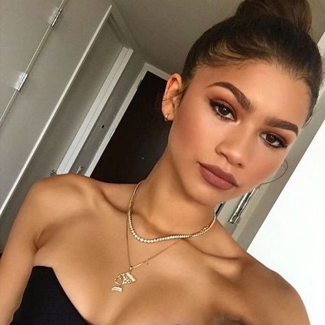 Zendaya Makeup, Make Up Guide, Monochromatic Makeup, Brunette Girls, Natural Makeup Remover, Natural Prom Makeup, Alat Makeup, Best Natural Makeup, Brown Skin Makeup