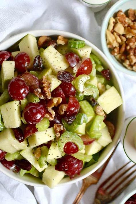 Ensaladas de apio para preparar en menos de 10 minutos - Adelgazar en casa Waldorf Salad Dressing, Apple Waldorf Salad, Green Apple Recipes, Waldorf Salad Recipe, Celery Salad, Apple Salad Recipes, Waldorf Salad, Apple Dessert, Recipes Yummy