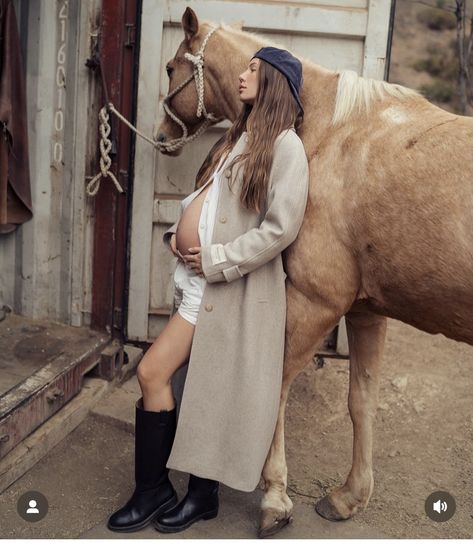 Maternity Session With Horse, Pregnant Cow Costume, Maternity With Horse, Maternity Horse Photoshoot, Horse Maternity Photoshoot, Farm Maternity Pictures, Farm Maternity Shoot, Western Maternity Outfits, Bump Photoshoot