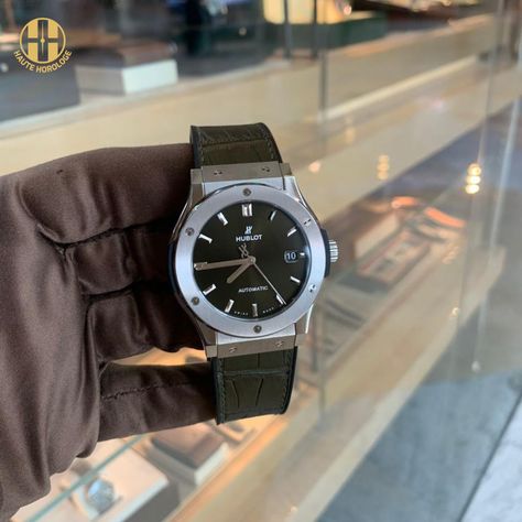 The Hublot Classic Fusion Green 45mm is a watch that is elegance redefined. It has a green satin finish and a polished titanium case that is strapped to a green-lined rubber strap. Making it an accessory that will surely draw attention. Find the perfect Watch at 🌐 https://www.hautehorologe.ae/ #hublot #Hublotfusiongreen #luxuryliving #watchthisspace #PreOwned #luxurylifestyle #preownedwatch #premiumwatch #luxurywatch #luxury #watchlover #mydubai #luxurywatches #UAE #watchcollector #watchaddict Hublot Watches Men, Mens Watches Expensive, Hublot Classic Fusion, Hublot Classic, Hublot Watches, Premium Watches, Expensive Watches, Womens Watches Luxury, Watch Lover