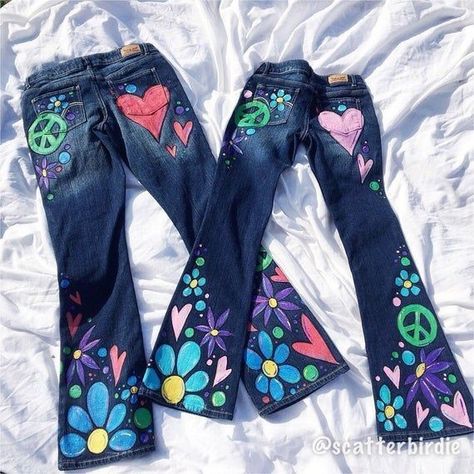 Fashion Vampire, Hippie Fashion 70s, Painting Jeans, Paint Clothes, Flower Child Hippie, Jeans Recycle, 50s Costume, Estilo Madison Beer, Rave Outfits Edm