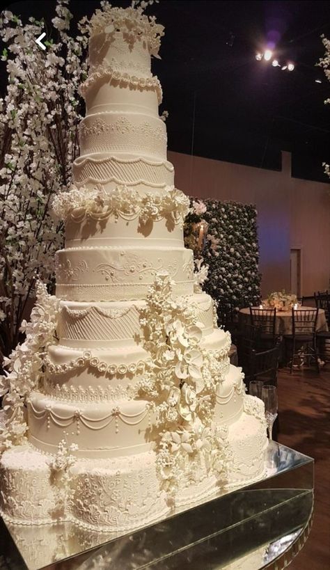 Big Fancy Wedding Cakes, Romantic Garden Wedding Cake, Wedding Cakes Fancy, Fancy Wedding Aesthetic, Tan And White Wedding Decor, Arab Wedding Cake, Luxurious Wedding Cake, Luxury Wedding Cakes, Cake For Marriage