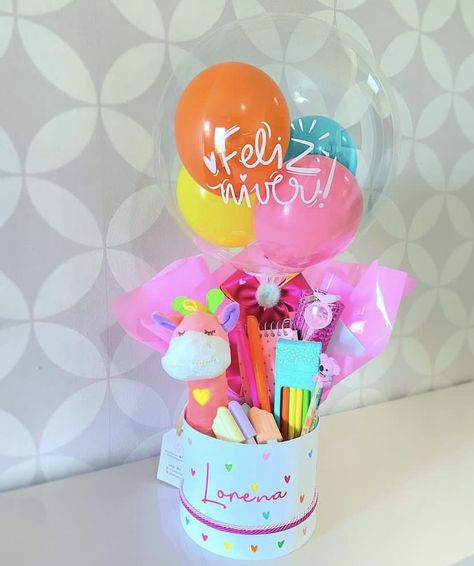 Birthday Box With Balloons Gift Ideas, Homemade Gift Baskets, Girl Gift Baskets, Kids Gift Baskets, Joy Gifts, Balloon Box, Balloon Crafts, Diy Gift Set, Creative Box