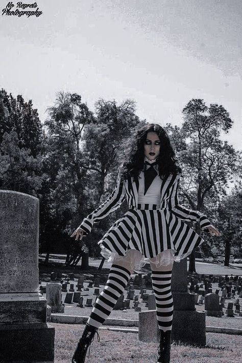 Black And White Witch Costume, Burtonesque Outfits, Black And White Clown Outfit, Horror Character Costumes, Beetlejuice Characters Costumes, Horror Cosplay Female, Beetlejuice Outfit Ideas, Beetlejuice Inspired Outfit, Black And White Halloween Costume