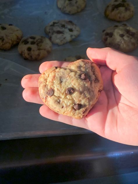 Chocolate Chip Cookie Aesthetic, Chocolate Chip Cookies Aesthetic, Heart Shaped Chocolate Chip Cookies, Cookie Pictures, Pretty Desserts, Clay Inspo, Heart Shaped Chocolate, Choc Chip Cookies, Heart Shaped Cookies