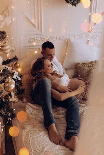 Christmas Maternity Photoshoot, Maternity Christmas Pictures, Winter Pregnancy Photoshoot, Christmas Pregnancy Photos, Home Maternity Photography, Maternity Gown Photography, Christmas Maternity, Maternity Photoshoot Ideas, Winter Maternity Photos