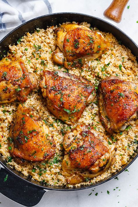 Buttery Garlic Herb Chicken with Lemon Cauliflower Rice -The best low-carb and gluten-free dish for dinner! Ready in 30 minutes. Mediterranean Diet Chicken, Ayam Mentega, Parmesan Cauliflower, Garlic Herb Chicken, One Skillet Meals, Gluten Free Dishes, Resep Diet, Mediterranean Chicken, Herb Chicken