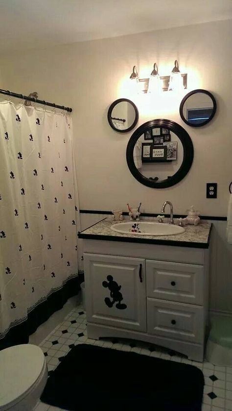 Disney Dorm, Mickey Bathroom, Mickey Mouse Bathroom, Disney Themed Rooms, Disney Bathroom, Casa Disney, Deco Disney, Disney Room Decor, Disney Bedrooms