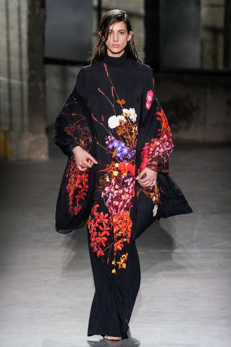 Dries Van Noten Fall 2019 Ready-to-Wear Collection - Vogue Birthday Outfit Winter, Winter Birthday Outfit, Fashion Trend Report, Women's Runway Fashion, Winter Typ, Paris Mode, Women Fashion Edgy, Ideas Birthday, Outfit Winter