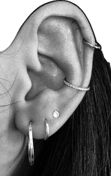 Ušný Piercing, Minimalist Ear Piercings, Stile Kendall Jenner, Unique Ear Piercings, Ear Art, Cool Ear Piercings, Pretty Ear Piercings, Cool Piercings, Cute Ear Piercings