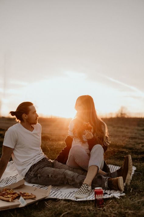 Couples posing, couples photoshoot at sunset, photoshoot at golden hour, pizza photoshoot, date night photoshoot Date Night Photoshoot Ideas, Pizza Picnic Photoshoot Couple, Pizza Date Night Photoshoot, Pizza Family Photoshoot, Pizza Picnic Photoshoot, Pizza Date Photoshoot, Pizza Couple Photoshoot, Pizza Photoshoot Ideas, Pizza Shoot