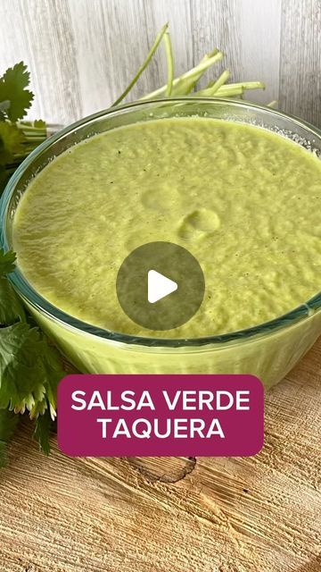 Katia Vidal Massu on Instagram: "SALSA VERDE   Esta receta está en mi blog, haz click en el link de mi biografía y llegas a mi recetario. Búscala como SALSA TAQUERA VERDE  Me encanta para los tacos de barbacoa, y mi debilidad, con papas fritas de bolsa, chicharrón de cerdo o Conchitas con limón (los regios me entenderán).  TIPS  ✅ Dejen que la calabaza SUAVICE bien para que quede verdaderamente tersa la salsa (a mí me faltó un poco en el video y se ve ligeramente grumosa).  ✅ Pueden omitir el chorrito de aceite y quedará más intenso el verde y menos cremosa.  INGREDIENTES 8 Tomatillos. 3 o 4 Jalapeños verdes 2 Ajos 1/4 Cebolla 1/4 Manojo cilantro 1 Calabacita grande 1 cucharada de consomé o SAZONAR AL GUSTO 1 chorrito de aceite  #casssarolamia #recetas #foodie #instafood #familia  #recetar Salsa Verde For Tacos, Green Tomato Recipes Salsa, Salsa Verde Taquera, Tomatillo Verde, Creamy Salsa Verde, Crema Recipe, Latino Food, Creamy Salsa, Green Tomato Recipes