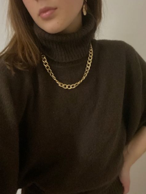 Turtle Neck With Necklace, Necklace Turtleneck, Jewellery Pictures, The Female Gaze, Aesthetic Jewellery, Female Gaze, Turtleneck Outfit, Style Hacks, Random Outfits