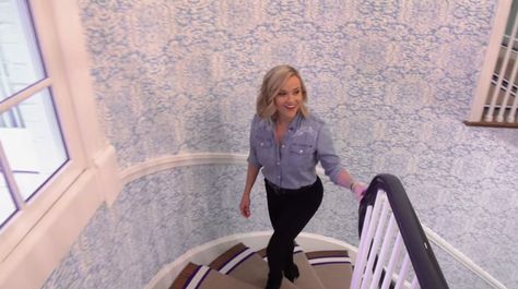 Inside Reese Witherspoon's stunning Nashville home shown in new Netflix series - Mirror Online Reese Witherspoon House, Black Banister, Nikos Kazantzakis, Reece Witherspoon, Blue And White Wallpaper, Home Edit, Yellow Sofa, The Home Edit, Chinoiserie Wallpaper