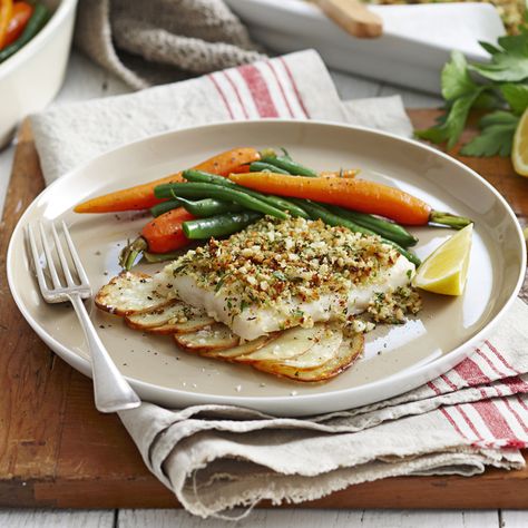 Baked fish with macadamia herb crust Steamed Baby Carrots, Crusted Fish, Ww Recipe, Fish Recipes Baked, Carrots And Green Beans, Red Skin Potatoes, Hearty Dinner Recipes, Baked Fish, Fresh Chives