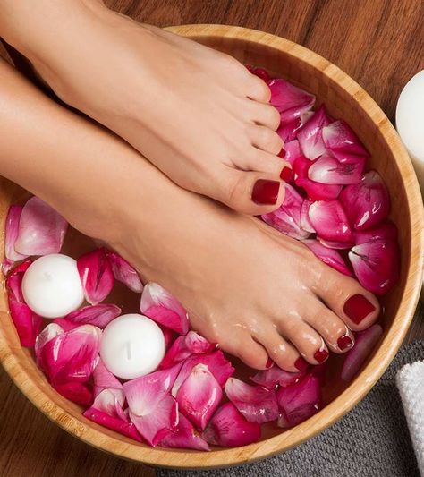 Did You Know That You Can Detox Your Body Through Your Feet? How To Do Pedicure, Pedicure Procedure, Foot Detox Soak, Foot Soak Recipe, Summer Pedicure, Diy Pedicure, Pedicure At Home, Foot Soak, Foot Spa