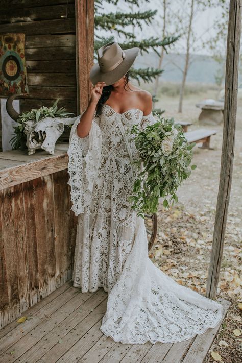 This Canadian country wedding with a Western saloon & buffalo skulls is epic Vestidos Country, Wlw Wedding, Country Relationships, Western Saloon, Vintage Wedding Dresses, Dream Future, Western Rustic, Simple Lace, Boda Mexicana