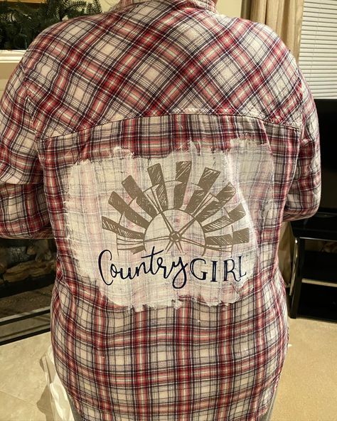 Bleached Flannel Shirts With Designs Diy, Flannel Shirt With Patch On Back Diy, Embellished Flannel Shirts, Flannel Bleached Shirts Diy, Diy Bleached Flannel, Bleached Flannel Shirts With Designs, Distressing Shirts, Diy Flannel Shirt Refashion, Tshirt Diy Upcycle