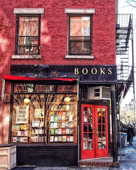 New York Bookstore, Strand Bookstore, Reading Inspiration, Independent Bookstore, Iconic New York, Book Stores, Places In New York, Sketch Inspiration, New York Travel